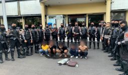 Membahayakan Nyawa Orang, 5 Pemuda Ditangkap Polisi di Jakbar, Lihat Barang Buktinya - JPNN.com