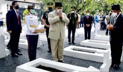 Kenang Pertempuran Lengkong, Prabowo Subianto Ziarah ke Makam Mayor Daan Mogot - JPNN.com