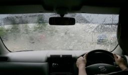 3 Cara Aman Mengendarai Mobil di Musim Hujan, Nomor 2 Perhatikan - JPNN.com
