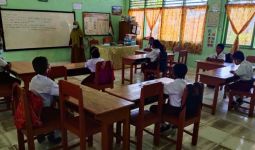 Menghukum Belasan Murid SD Mengunyah Sampah, Begini Nasib Guru MW Sekarang - JPNN.com