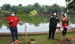 Ikut Tanam Pohon di Danau Kampung Bintaro, Hasto Singgung Prinsip Politk PDIP - JPNN.com