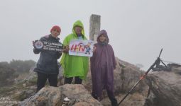 Dari Puncak Gunung Latimojong Terdengar Selamat Hari Pers Nasional - JPNN.com