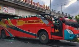 Bus Tabrak Jembatan Layang, 17 Orang Terluka, Polisi Buru Sopir   - JPNN.com