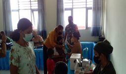 Babinsa Koramil 1601-05/Kota Waingapu Dampingi Pelaksanaan Vaksinasi Anak - JPNN.com