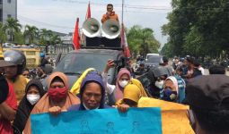3 Warga Ditangkap Polisi, Puluhan Mak-Mak dan Mahasiswa Demo ke Polda Sultra - JPNN.com