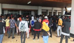 Ratusan Buruh TKBM Korban Pemutusan Hubungan Kerja Sepihak Mendemo DPRD Sultra - JPNN.com