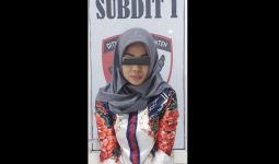 Wanita Berjilbab Ini Digeledah Polisi, Bawaannya Bikin Kaget - JPNN.com