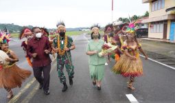 Mayjen TNI Gabriel Lema Disambut Tarian Adat Papua Saat Tiba di Manokwari  - JPNN.com