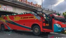 Bus Penumpang Sipirok Nauli Tabrak Fly Over di Padang Panjang, Kondisinya Mengerikan - JPNN.com