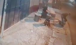 Video Viral Pria Membawa Celurit Membacok Orang di Pinggir Jalan, Mengerikan - JPNN.com