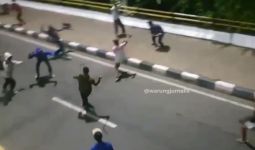 2 Kelompok Remaja Bersenjata Tajam Saling Bacok di Tengah Jalan - JPNN.com