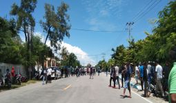 Tolak Aktivitas Partai Demokrat di NTT, Warga Tutup Jalan Trans Timor-Raya - JPNN.com