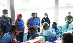 Mencegah Omicron, Warga Binaan Pemasyarakatan Lapas II A Kupang Mengikuti Vaksinasi Massal - JPNN.com