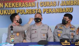 Aksi Bripka Oktavianus Bikin Bangga Polri, Irjen Iqbal Siap Memberi Surat Sakti - JPNN.com