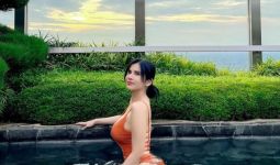 Maria Vania Berbikini Oranye di Kolam Renang, Cantik Sekali - JPNN.com