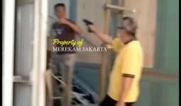 Pria Paruh Baya Todongkan Benda Mirip Pistol ke Seseorang - JPNN.com