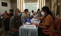 Pelaku Pariwisata di Kupang Menjalani Vaksinasi Covid-19 - JPNN.com
