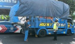 Lihat Aksi Polisi di Bali Ini Menyetop Truk ODOL - JPNN.com