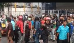 Sempat Menyetop Bus TNI, Pria Berseragam Polisi Lompat dari Angkot, Siapa Dia? - JPNN.com