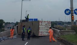 Viral, Truk Terguling di Tol dan Menutup Jalan, Polisi Langsung Turun Tangan - JPNN.com