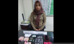 Seorang Wanita Ketahuan Berbuat Terlarang di Kamar, Tak Berkutik saat Dijemput Polisi - JPNN.com