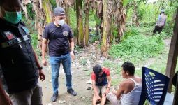 Desa Pisang Pala Digerebek, 5 Pria Ini Tak Berkutik Saat Dikepung Polisi, Lihat Tuh - JPNN.com