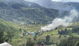 KKB Tembaki Aparat Lalu Membakar Rumah Warga, Kantor Koramil Diberondong Peluru - JPNN.com