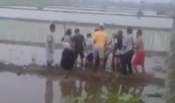 Video Viral Warga Menangkap Dua Orang di Tengah Sawah, Begini Kata Polisi - JPNN.com