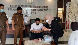 Putri Terpidana Korupsi Bawa Duit ke Kantor Kejaksaan, Nilainya Fantastis, Lihat - JPNN.com