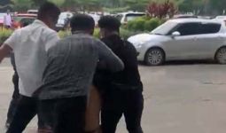 Pengunjung PIM Mendadak Heboh, Seorang Pria Ditarik Paksa Keluar Mal, Videonya Viral - JPNN.com