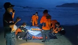 Tragis! Asyik Mandi di Tepi Pantai Holtekamp, Wisatawan Jayapura Tewas Ditelan Ombak - JPNN.com