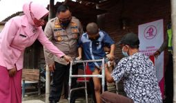 AKBP Budi Beri Bantuan Kaki Palsu untuk Bocah Penderita Kanker Tulang - JPNN.com