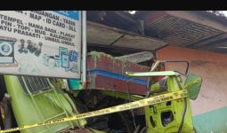 Truk Tangki Seruduk 2 Kendaraan dan Toko Pinggir Jalan, Lihat Tuh, Ngeri! - JPNN.com