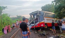 Kecelakaan Maut Bus Harapan Jaya vs Kereta Api di Tulungagung, 4 Orang Tewas - JPNN.com