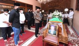 Jokowi Takziah ke Pamannya di Solo, Begini Raut Matanya - JPNN.com