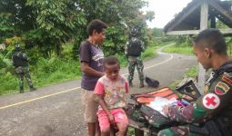 Tim Kesehatan Satgas Yonif 126/KC Obati Anak di Perbatasan Papua - JPNN.com
