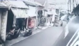 Pengendara Motor Tabrak Lari Bocah, Terekam CCTV, Ditunggu Kesadarannya - JPNN.com