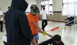 Rekonstruksi Penganiayaan Ustaz di Samarinda, Santri AA dan HR Peragakan 28 Adegan - JPNN.com