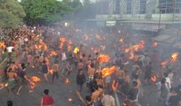 Sambut Nyepi, Umat Hindu di Mataram Perang Api - JPNN.com