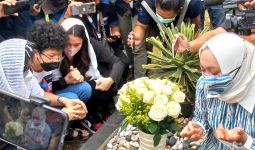 Tangis Angelina Sondakh Pecah di Pusara Adjie Massaid: Keanu Semangat Ya... - JPNN.com