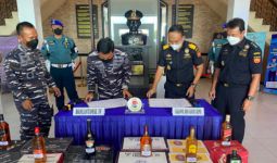 TNI AL Serahkan Barang Bukti Penyelundupan Ribuan Botol Miras ke Dirjen Bea dan Cukai - JPNN.com