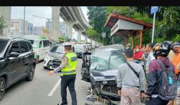 Mobil Daihatsu Terios Tabrak Tiang LRT, Pengemudinya Ternyata - JPNN.com