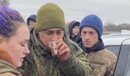 Tentara Rusia Menyerah, Mengharukan, Dapat Teh, Telepon Ibunya - JPNN.com