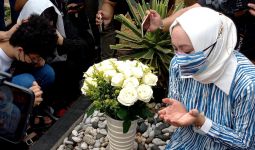 Ini Momen Angelina Sondakh Di Makam Adjie Massaid, Nomor 3 Bikin Mewek - JPNN.com