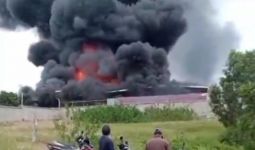 Gudang Limbah di Bekasi Terbakar, Asap Hitam Pekat Membubung Tinggi, Lihat Fotonya - JPNN.com