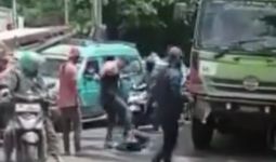Video Viral Sopir Truk Dianiaya Pria Berbadan Kekar, Ditendang & Kepala Diinjak, Mengerikan - JPNN.com