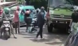 Pria Kekar Menganiaya dan Menginjak Kepala Sopir Truk, Ya Ampun - JPNN.com