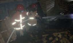 Kebakaran Melanda Gudang Palet Kayu di Bekasi, Begini Kronologisnya - JPNN.com