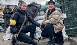 Wanita Cantik Ukraina Bawa AK-47, Selamat Datang di Neraka - JPNN.com