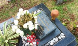 11 Tahun Berpulang, Makam Adjie Massaid Masih Dikunjungi Penggemar - JPNN.com